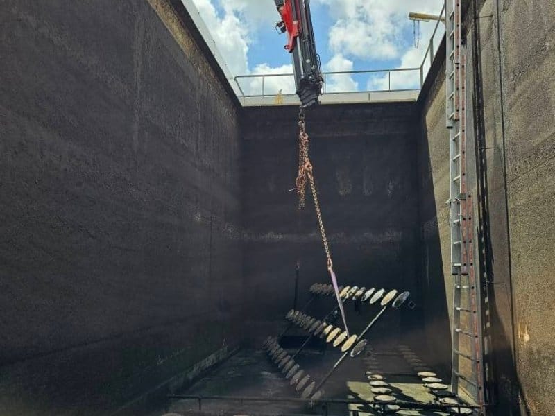 Demontage belichting schotels waterzuivering